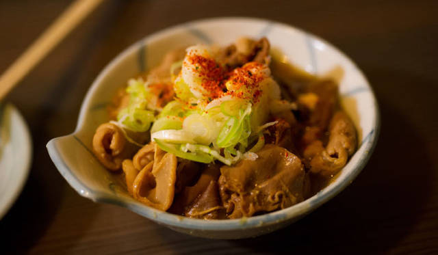 <strong>角田陽太｜東京浪漫酒場</strong>　三軒茶屋「久仁」　味がよく染みた豚のモツ煮込み