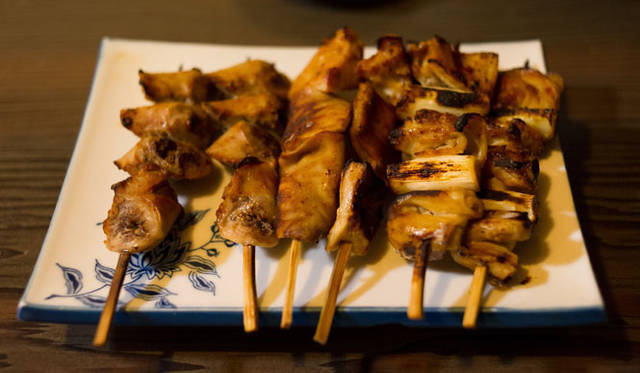 <strong>角田陽太｜東京浪漫酒場</strong>　三軒茶屋「久仁」　みそ焼き。左から子袋、がつ、しろ