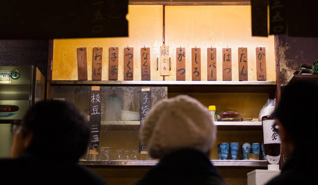 <strong>角田陽太｜東京浪漫酒場</strong>　三軒茶屋「久仁」　もつ焼きのメニュー札。売り切れのものは裏返しになる。塩、タレから選ぶ。子袋、がつ、しろはみそも可