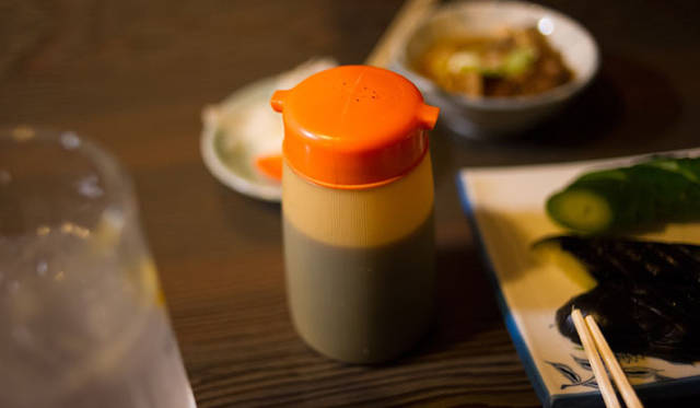 <strong>角田陽太｜東京浪漫酒場</strong>　三軒茶屋「久仁」　優しい形状をしているしょうゆ差し