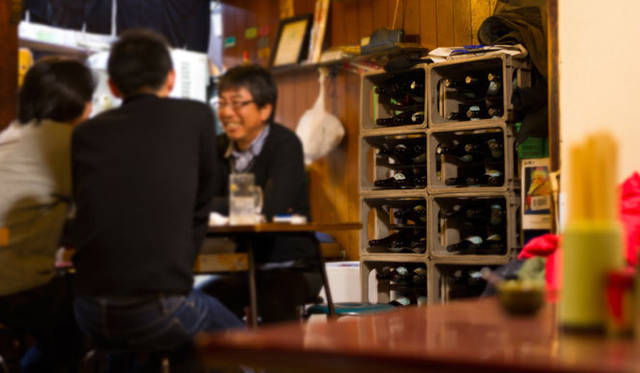 <strong>角田陽太｜東京浪漫酒場</strong>　三軒茶屋「久仁」　ケースを90°倒しただけの焼酎と日本酒のボトルラック