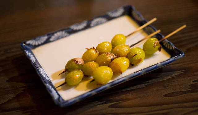 <strong>角田陽太｜東京浪漫酒場</strong>　三軒茶屋「久仁」　極細の串にささった銀杏