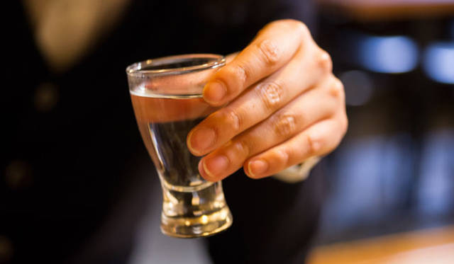 <strong>角田陽太｜東京浪漫酒場</strong>　三軒茶屋「久仁」　熱燗が入った清酒グラス