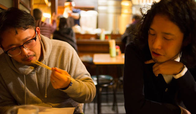 <strong>角田陽太｜東京浪漫酒場</strong>　三軒茶屋「久仁」　角田陽太（右）。お酒がすすむと話もすすむ