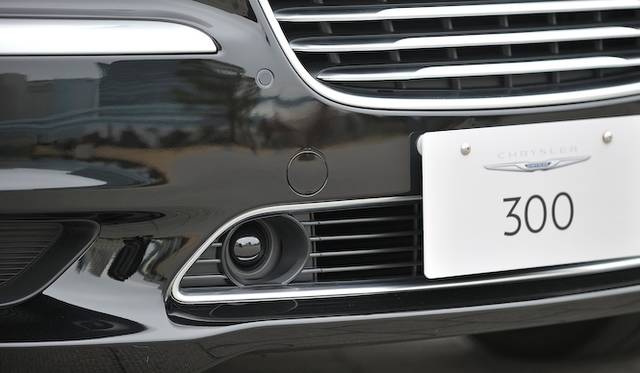 <strong>Chrysler 300C Luxury｜クライスラー 300C ラグジュアリー</strong><br />アダクティブクルーズコントロールと、全面衝突警告装置を作動させるレーダーがフロントバンパーに内蔵されている
