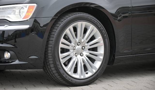 <strong>Chrysler 300C Luxury｜クライスラー 300C ラグジュアリー</strong><br />タイヤサイズは245/55ZR20を装着する