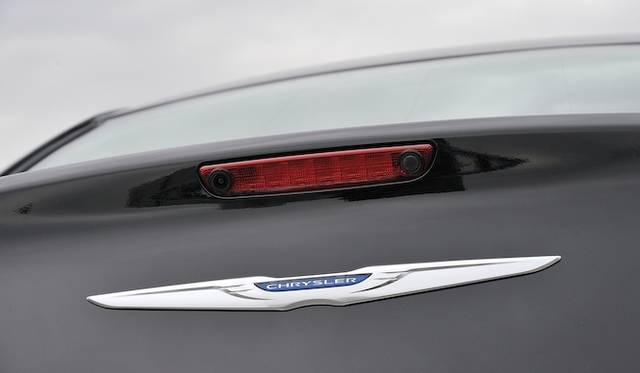 <strong>Chrysler 300C Luxury｜クライスラー 300C ラグジュアリー</strong><br />リアビューカメラを内蔵したハイマウントストップランプ。左側がカメラで右側はトランクオープナー