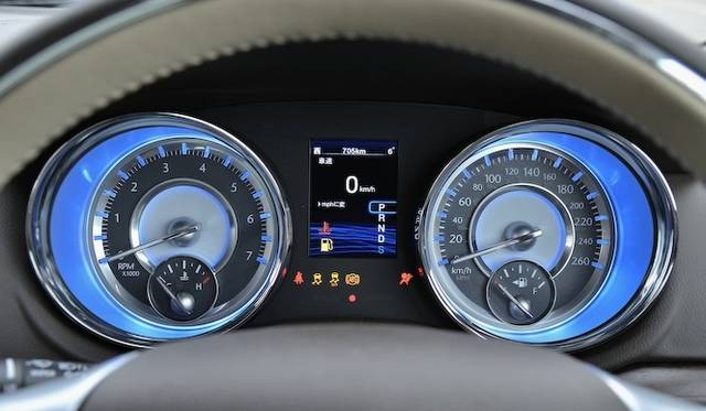 <strong>Chrysler 300C Luxury｜クライスラー 300C ラグジュアリー</strong>