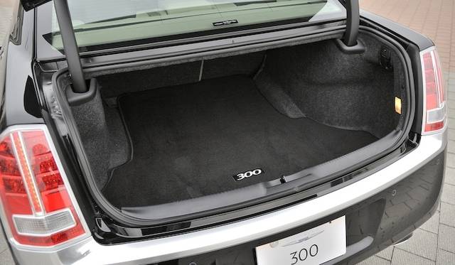 <strong>Chrysler 300C Luxury｜クライスラー 300C ラグジュアリー</strong>