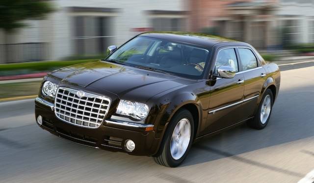 <strong>Chrysler 300C ｜クライスラー 300C</strong><br />2004年に登場した先代モデル