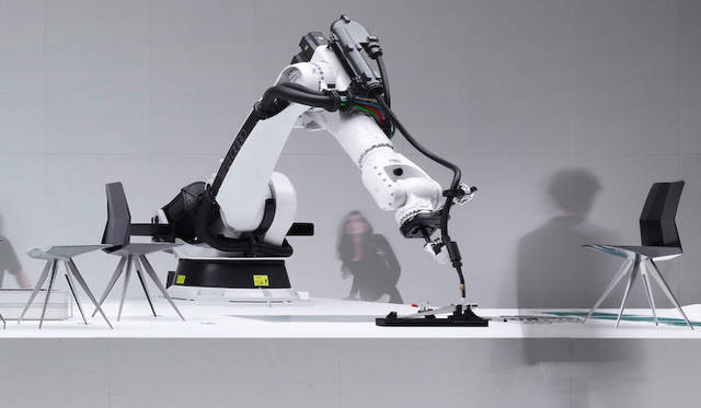 <strong>R18 Ultra Chair｜R18 ウルトラ チェアー</strong>