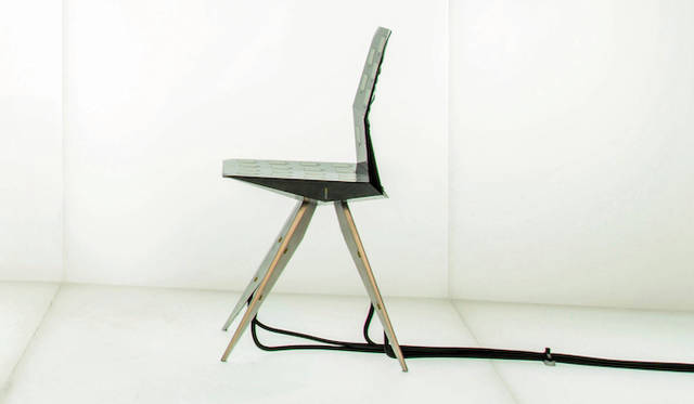 <strong>R18 Ultra Chair prototype｜R18 ウルトラ チェアー プロトタイプ</strong><br />2012年4月のミラノ家具フェアーにて1,500人ものテスターが座った