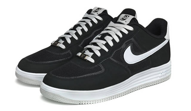 <strong>NIKE SPORTSWEAR｜ナイキ スポーツウェア</strong>　「NIKE×BE@RBRICKコレクション」　NIKE×BE@RBRICK LUNAR FORCE 1各1万4700円　BE@RBRICK TM & © 2001-2012 MEDICOM TOY CORPORATION. All rights reserved.