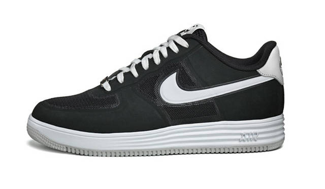 <strong>NIKE SPORTSWEAR｜ナイキ スポーツウェア</strong>　「NIKE×BE@RBRICKコレクション」　NIKE×BE@RBRICK LUNAR FORCE 1各1万4700円　BE@RBRICK TM & © 2001-2012 MEDICOM TOY CORPORATION. All rights reserved.