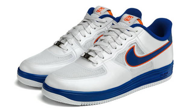 <strong>NIKE SPORTSWEAR｜ナイキ スポーツウェア</strong>　「NIKE×BE@RBRICKコレクション」　NIKE×BE@RBRICK LUNAR FORCE 1各1万4700円　BE@RBRICK TM & © 2001-2012 MEDICOM TOY CORPORATION. All rights reserved.