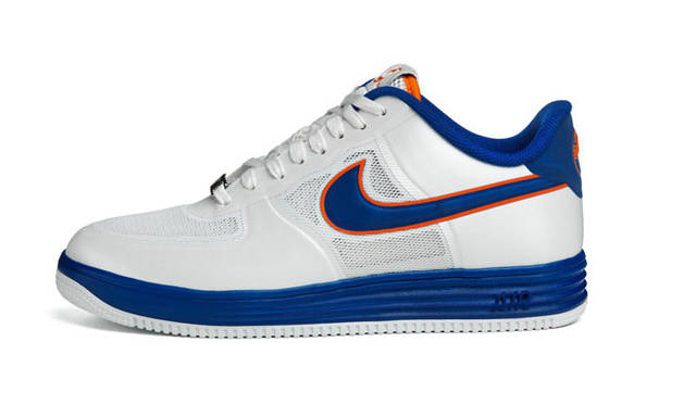 <strong>NIKE SPORTSWEAR｜ナイキ スポーツウェア</strong>　「NIKE×BE@RBRICKコレクション」　NIKE×BE@RBRICK LUNAR FORCE 1各1万4700円　BE@RBRICK TM & © 2001-2012 MEDICOM TOY CORPORATION. All rights reserved.