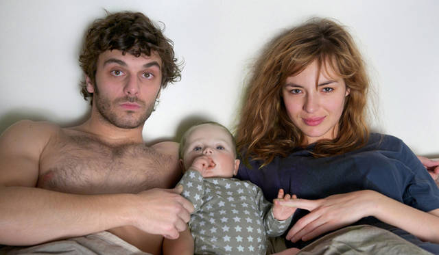 <strong>MOVIE｜『理想の出産』</strong>　相手役のピオ・マルマイは、映画とゲームを愛するオタク青年から家族を支える父に成長するニコラを、愛嬌たっぷりに演じた © 2011 GAUMONT-MANDARIN CINÉMA