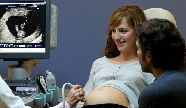 <strong>MOVIE｜『理想の出産』</strong>　© 2011 GAUMONT-MANDARIN CINÉMA