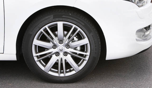 <strong>Renault Megane Estate GT Line｜ルノー メガーヌ エステートGTライン</strong><br />タイヤサイズは205/50R17