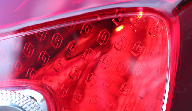 <strong>Renault Megane Estate GT Line｜ルノー メガーヌ エステートGTライン</strong><br />テールランプのカバーは、仔細にみるとルノーのコーポレートマークが反復されている