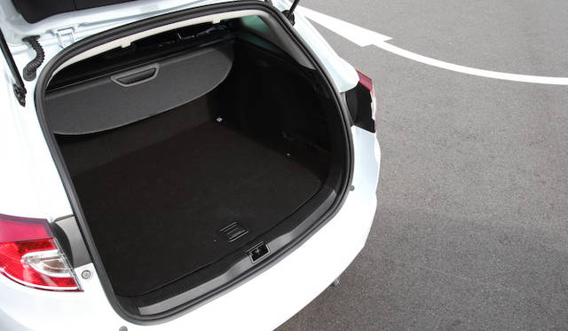 <strong>Renault Megane Estate GT Line｜ルノー メガーヌ エステートGTライン</strong><br />リアのラゲッジスペースは後席を立てた状態で468リットルを確保