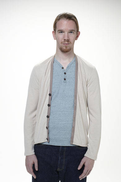 <strong>FLISTFIA｜フリストフィア</strong>　2013春夏コレクション　Button Cardigan 1万2915円、Henley Neck T-Shirt 6930円