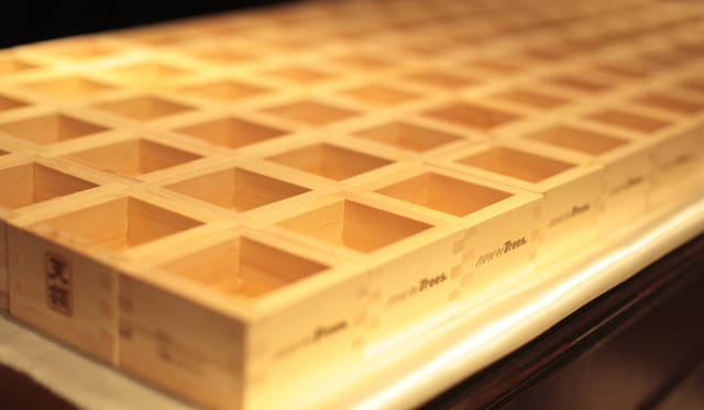 <strong>more trees｜5周年記念パーティレポート</strong>　ヒノキのいい香りが漂う枡（ます）