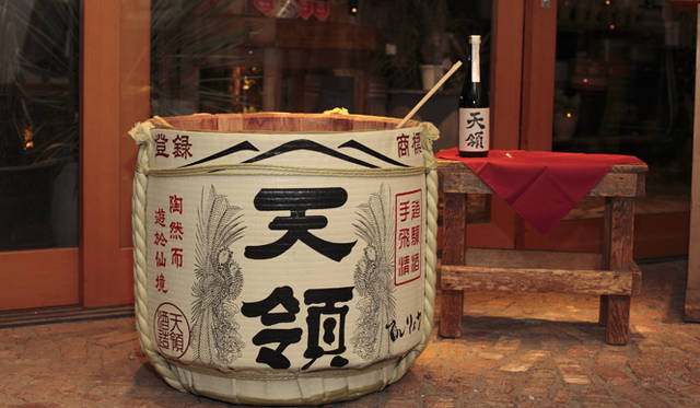 <strong>more trees｜5周年記念パーティレポート</strong>　岐阜県のヒノキで作られた枡には、岐阜県下呂市産の日本酒で、今年「全国新酒鑑評会」で金賞を受賞した「天領」が注がれた