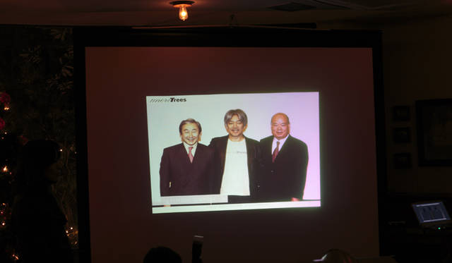 <strong>more trees｜5周年記念パーティレポート</strong>　スライドをつかってmore treesの設立から5年半の歴史を振り返った