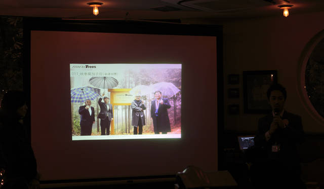 <strong>more trees｜5周年記念パーティレポート</strong>　岐阜県加子母地域にある「more treesの森」第11号の調印式の様子