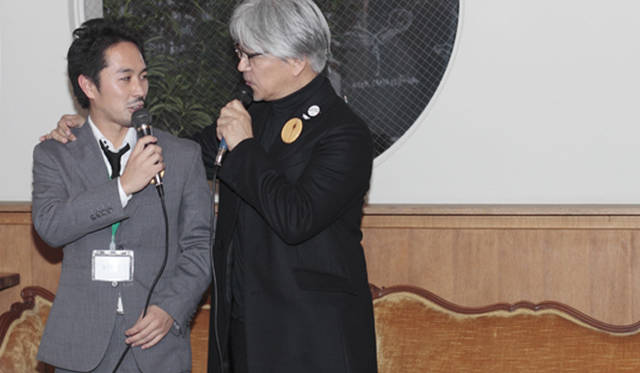 <strong>more trees｜5周年記念パーティレポート</strong>　more trees事務局長の水谷伸吉氏（＝写真左）と代表の坂本龍一氏