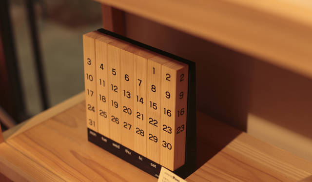 <strong>more trees｜5周年記念パーティレポート</strong>　清水慶太氏デザインの「万年カレンダー」