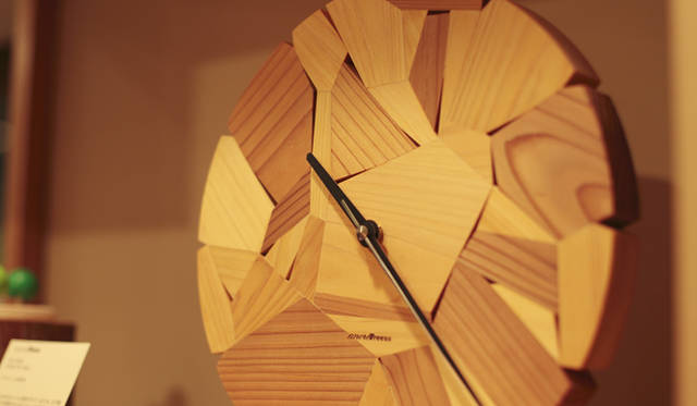 <strong>more trees｜5周年記念パーティレポート</strong>　木製品を作る過程で出てくる細かな木片などを寄せ集めて作られた、小林幹也氏デザインの「木片の時計」