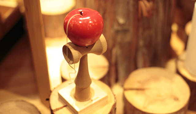 <strong>more trees｜5周年記念パーティレポート</strong>　ニュートンが「万有引力の法則」を発見するきっかけとなったりんごを模した、鈴木康広氏デザインの「りんごのけん玉」