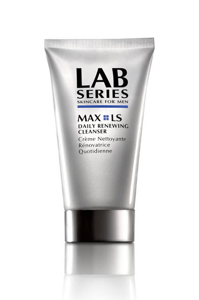 <strong>ARAMIS LAB SERIES│アラミス ラボ シリーズ</strong>　＜洗顔料＞　「マックス LS リニューイング クレンザー」<br>酸素をはじめ、複数の栄養を補給して肌を活性化する多機能洗顔料。アミノ酸系の洗浄成分を配合し、肌の負担を抑えて、炎症や刺激などエイジングの要因となるダメージから守る。リッチな泡が肌表面の汚れや古い角質、毛穴の汚れをやさしく取り去り、洗うたびに肌が生まれ変わったかのような新鮮さを覚える。多くの美容成分をふくむため、リニューイング マスクとしても使えるのがうれしい。6300円（150mL）