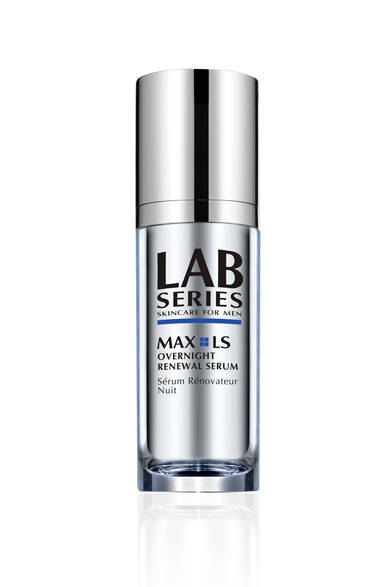 <strong>ARAMIS LAB SERIES│アラミス ラボ シリーズ</strong>　＜セラム＞　「マックス LS オーバーナイト リニューアル セラム」<br>肌の新陳代謝を高めて若々しくハリのある肌をもたらすエイジングケア セラム。乾燥、紫外線など日中に受けるダメージから肌のキメやうるおいを守り、疲れやくすんだ印象を和らげる。保湿成分がバリア機能を整え、肌にツヤと明るさをもたらし、使用しつづけることで、キメの整ったシェービングしやすい状態へ整える。 1万500円（30mL）