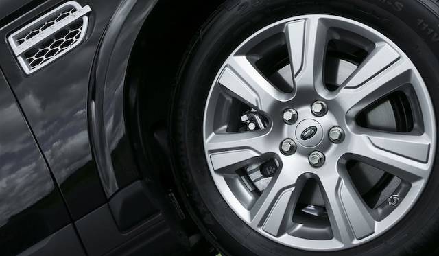 <strong>Land Rover Discovery 4｜ランドローバー ディスカバリー4</strong><br />HSEに標準装備となる新デザインの7本スポークアルミニウムホイール