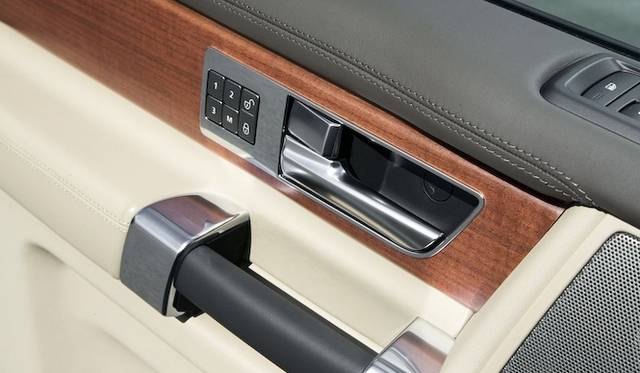 <strong>Land Rover Discovery 4｜ランドローバー ディスカバリー4</strong>