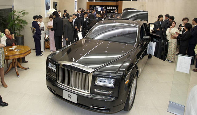 <strong>Rolls-Royce Phantom SWB Art Deco｜ロールス・ロイス ファントム SWB アール・デコ</strong><br />コーンズ・モータースが運営する正規ショールム「ロールス・ロイス・モーター・カーズ東京」を会場におこなわれた「アール・デコ エディション」の発表会