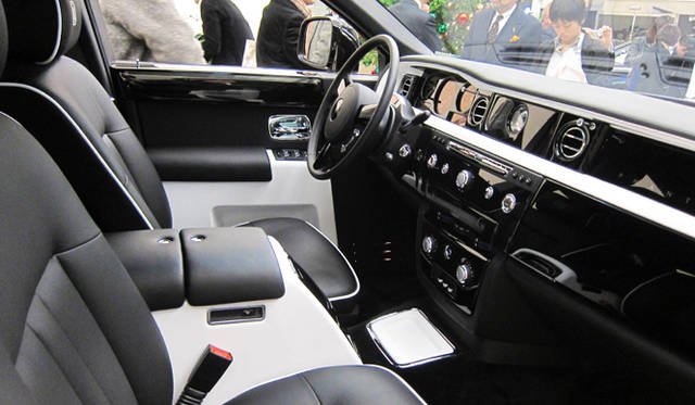 <strong>Rolls-Royce Phantom SWB Art Deco｜ロールス・ロイス ファントム SWB アール・デコ</strong><br />ブラックとホワイトを基調とした室内