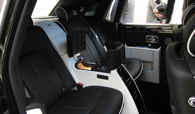 <strong>Rolls-Royce Phantom SWB Art Deco｜ロールス・ロイス ファントム SWB アール・デコ</strong><br />シャンパンクーラーも用意されるファントムの後部座席