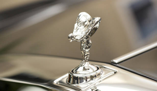 <strong>Rolls-Royce Phantom SWB Art Deco｜ロールス・ロイス ファントム SWB アール・デコ</strong><br />スピリット・オブ・エクスタシーの流麗なラインはアール・デコの先駆け的存在