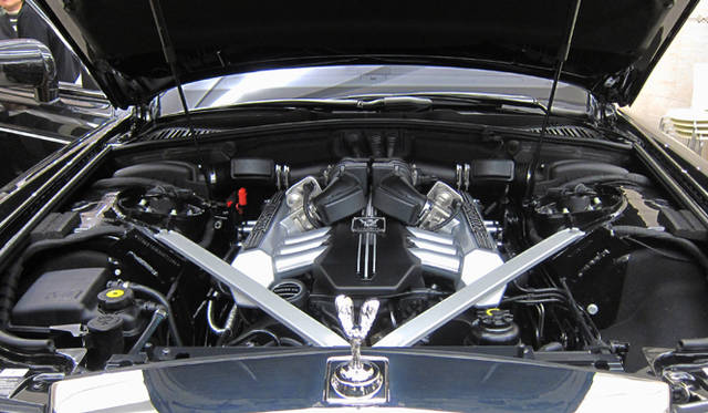 <strong>Rolls-Royce Phantom SWB Art Deco｜ロールス・ロイス ファントム SWB アール・デコ</strong><br />6,749cc V型12気筒エンジンを搭載するファントム。最高出力388kW（460ps）、最大トルク720Nmを発揮する