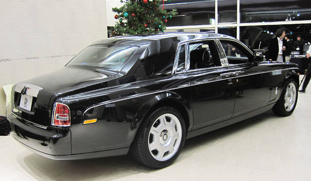 <strong>Rolls-Royce Phantom SWB Art Deco｜ロールス・ロイス ファントム SWB アール・デコ</strong><br />1本の筆で描かれたコーチラインが美しいボディサイド