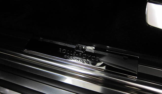 <strong>Rolls-Royce Phantom SWB Art Deco｜ロールス・ロイス ファントム SWB アール・デコ</strong><br />サイドステップに設けられたプレートには本社を構える“GOODWOOD”の文字が