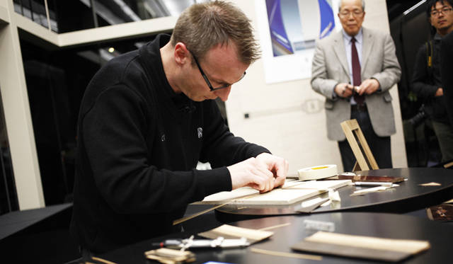 <strong>Rolls-Royce Art Deco Collection｜ロールス・ロイス アール・デコ コレクション</strong><br />ロールス・ロイスのインテリアトリムプランナー、クレイグ・バウワー氏が象嵌細工のデモンストレーション披露