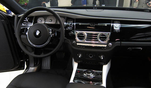 <strong>Rolls-Royce Ghost Art Deco｜ロールス・ロイス ゴースト アール・デコ</strong><br />ファントムと同じくブラックとホワイトを基調とするインテリア