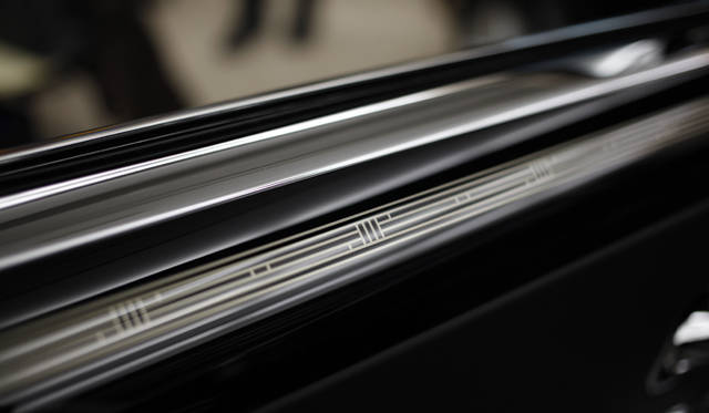 <strong>Rolls-Royce Ghost Art Deco｜ロールス・ロイス ゴースト アール・デコ</strong><br />アール・デコ調の模様がほどこされたドアトリム