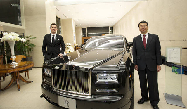 <strong>Rolls-Royce Phantom SWB Art Deco｜ロールス・ロイス ファントム SWB アール・デコ</strong><br />ロールス・ロイス アジアパシフィッック担当GMのダン・バルマー氏と、コーンズ・モータース取締役の鴨下俊之氏