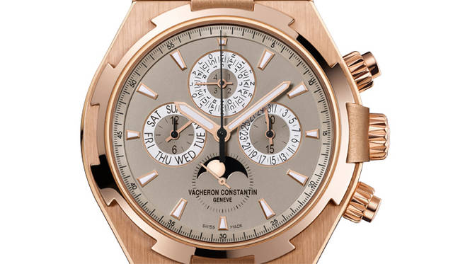 <strong>Overseas Chronograph Perpetual Calendar｜オーヴァーシーズ・クロノグラフ・パーペチュアルカレンダー</strong><br />6時の位置にスモールセコンドを備え、クロノグラフ機構を展開。パーペチュアルカレンダーは週表示、日付、うるう年をふくむ48ヵ月を表示する